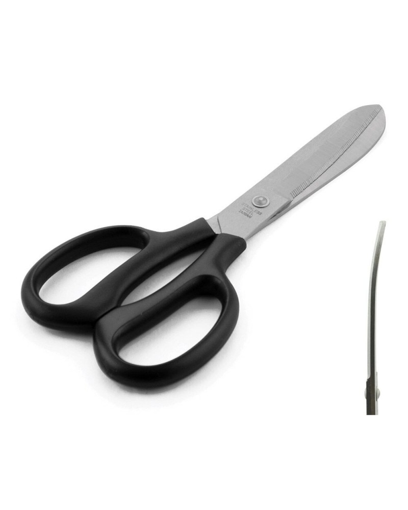 Scissors with curved blade