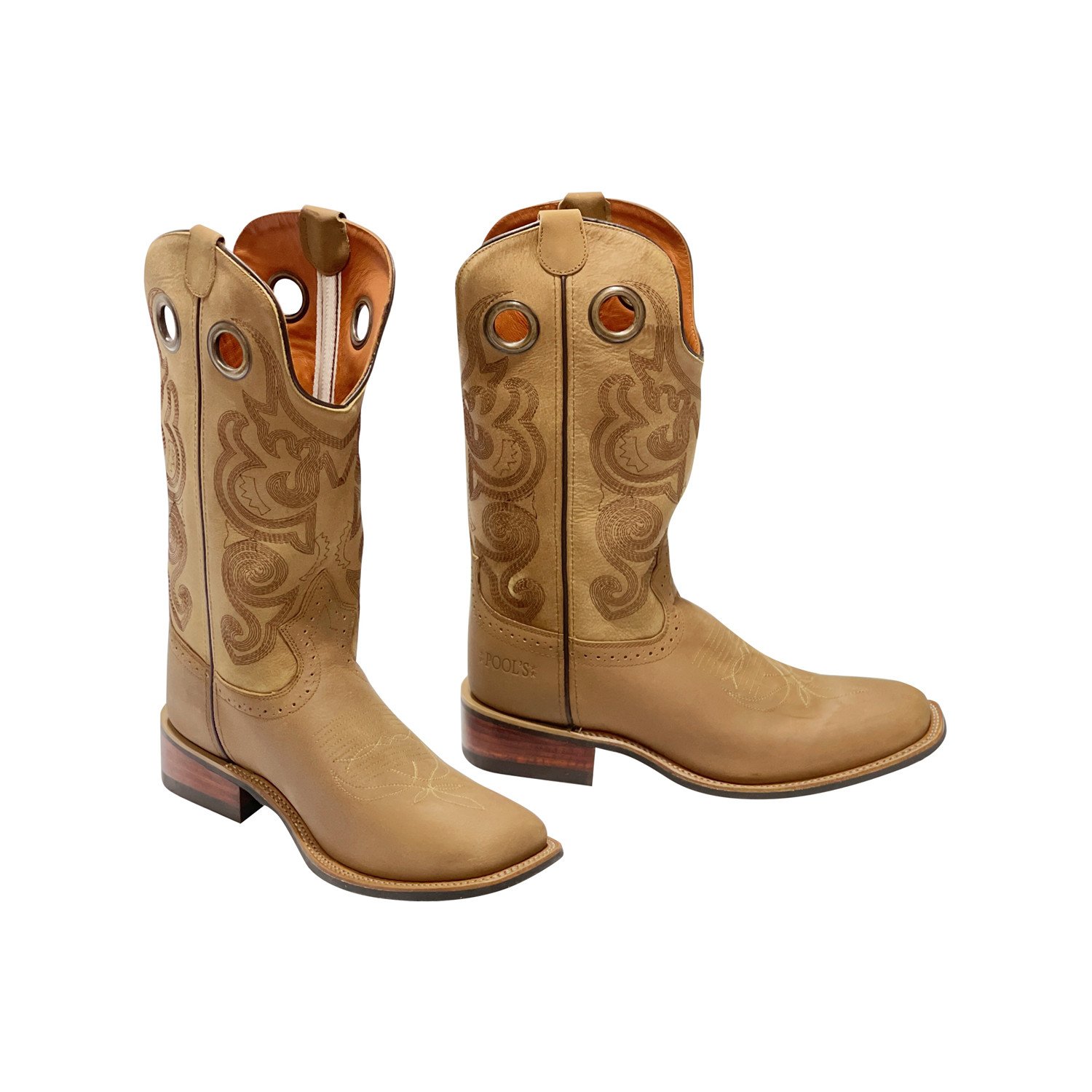 Bottes western en cuir beige avec motif gravé, bout rond, talon bas et tirants; intérieur orange clair et œillets en métal.