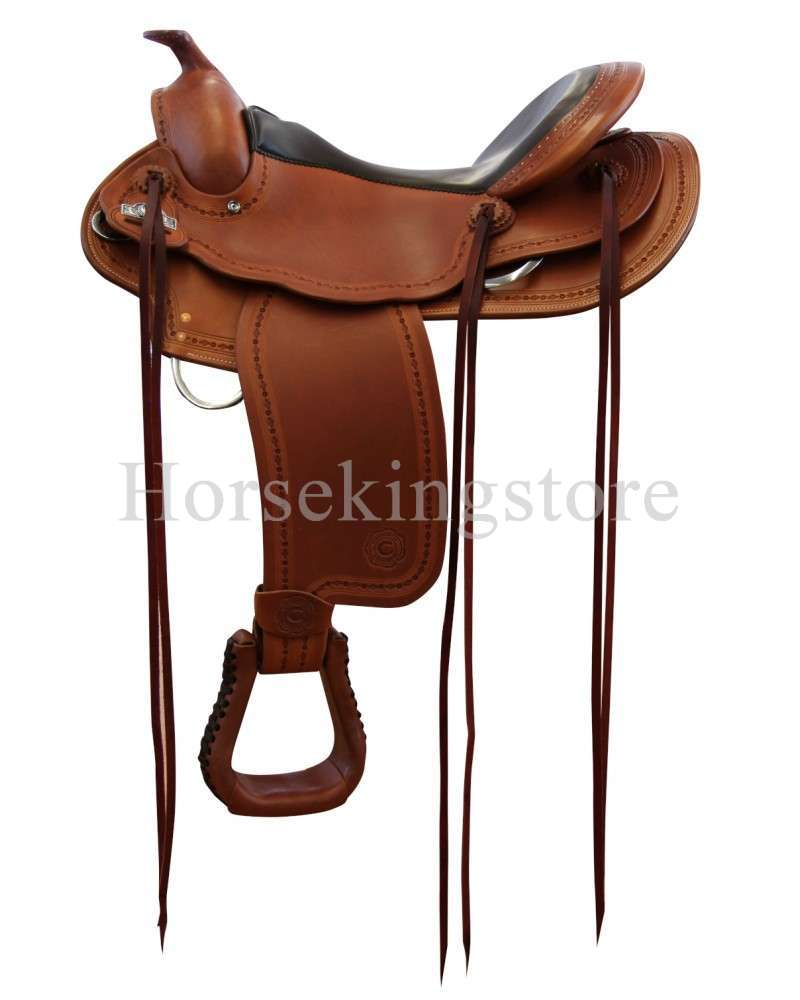 Selle western en cuir brun clair avec arçon et lanières, gris de sangle et étrier, montrant les longes et dos. Horsekingstore.