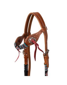 Bride western en cuir avec décoratrice et lanières, prête à être utilisée sur le cheval. Comment choisir sa bride western au besoin.