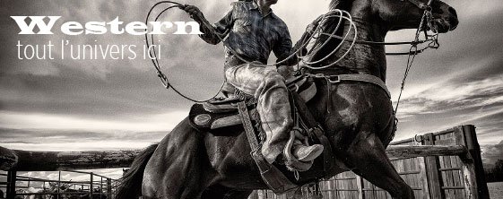 Cavalier à cheval dans une arène, lasso en main, image en noir et blanc; logo Western et texte « tout l’univers ici ».