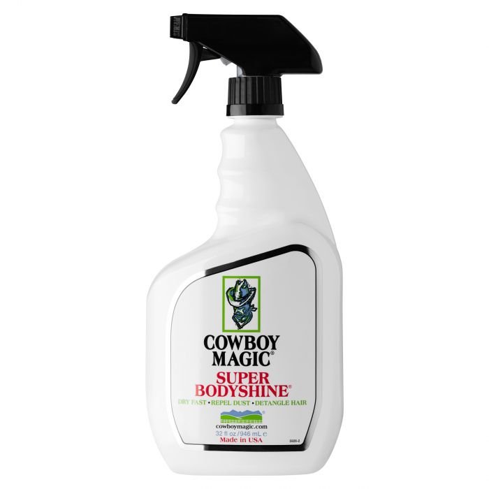 Flacon spray blanc Cowboy Magic Super Bodyshine pour chevaux avec étiquette verte et pratique pulvérisateur noir.