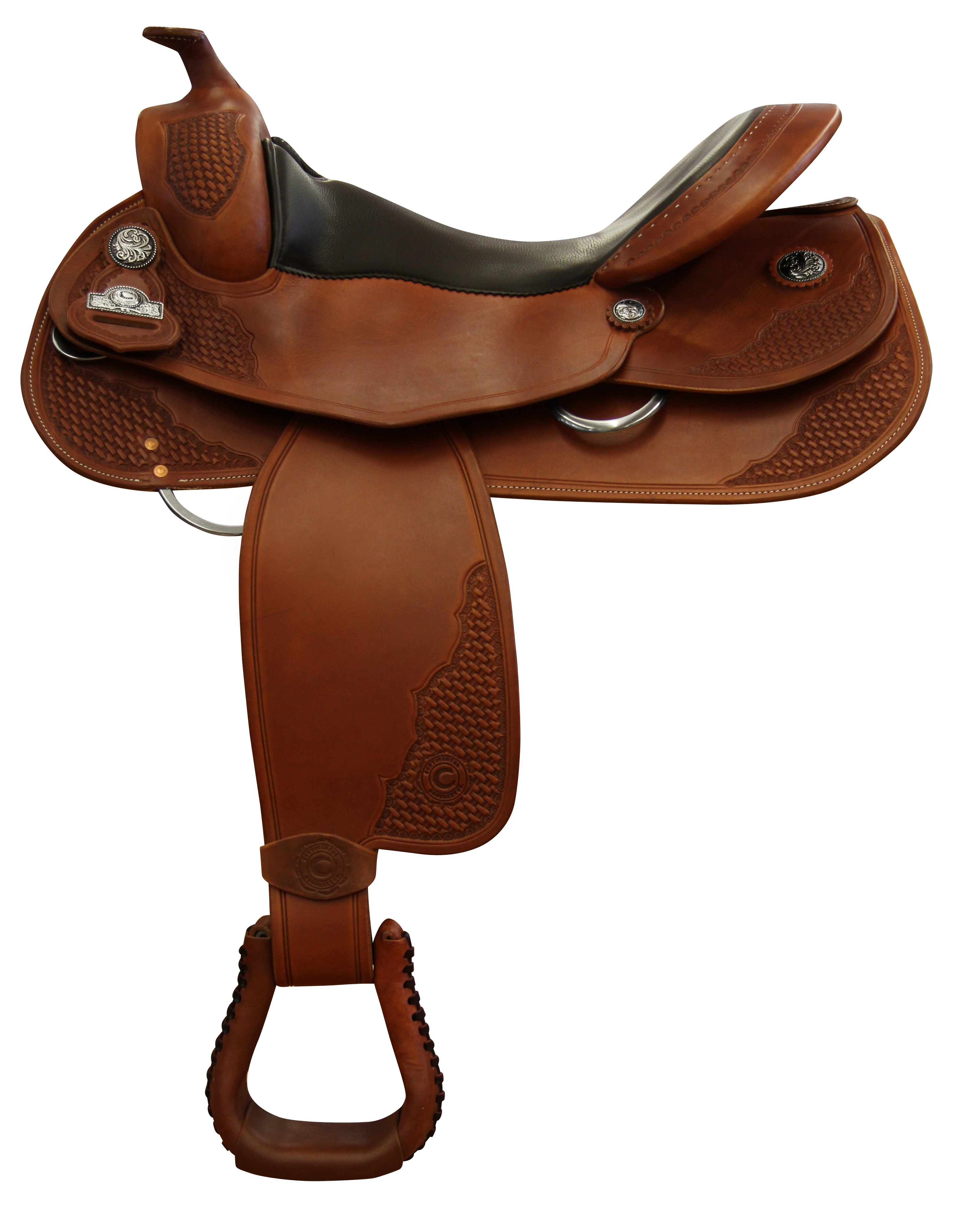Selle western en cuir brun avec tapis, protections et élan de finition: selle complète surmontée d'un siège noir, arçons et ferrures argentées, couvertures latérales décorées.